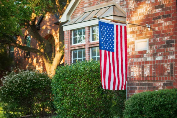 Amerikaanse Vlag Wapperend Half Personeel Van Een Woonhuis — Stockfoto