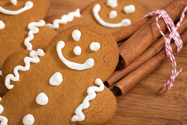 Gingerbread man cookies and cinnamon sticks — Stock Photo, Image