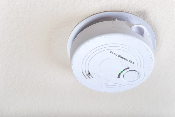 Koolmonoxide alarm op het plafond — Stockfoto