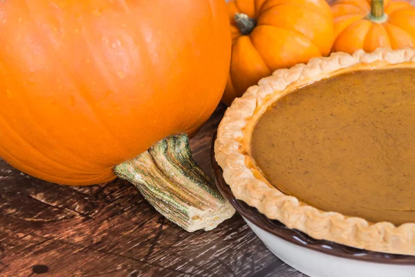 Primo piano di zucca torta e una torta di zucca fatta in casa — Foto Stock