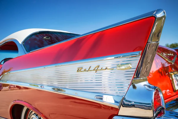 Ocasní ploutve červené 1957 klasický vůz Chevrolet Bel Air — Stock fotografie