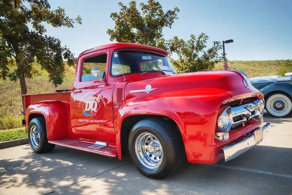 Red 1956 Ford F-100 Pickup truck — Stock Photo, Image