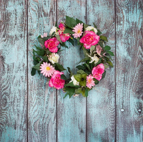 Floral wreath on vintage green background — Stock Photo, Image