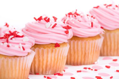 Sprinkles ile pembe Sevgililer günü cupcakes