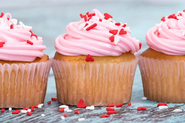 Cupcakes rosa dia dos namorados com polvilhas — Fotografia de Stock