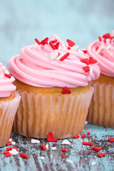 Cupcakes rosa dia dos namorados com polvilhas — Fotografia de Stock