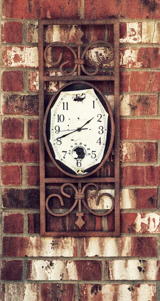 Velho relógio resistido na parede de tijolo — Fotografia de Stock