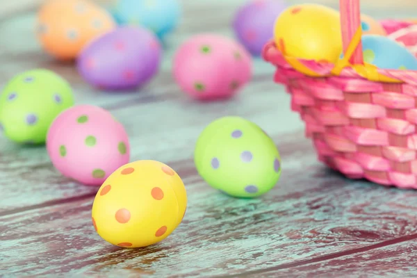 Pastel Easter eggs op vintage groen — Stockfoto