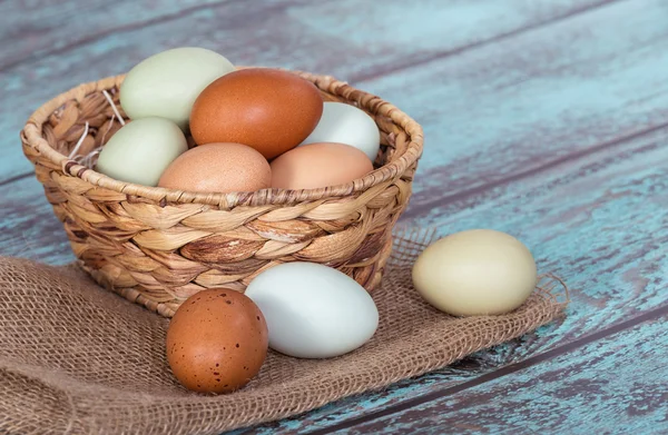 Oeufs de poulet frais dans un panier — Photo