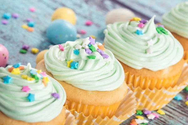 Pastel cupcakes de Páscoa com doces e polvilhas — Fotografia de Stock