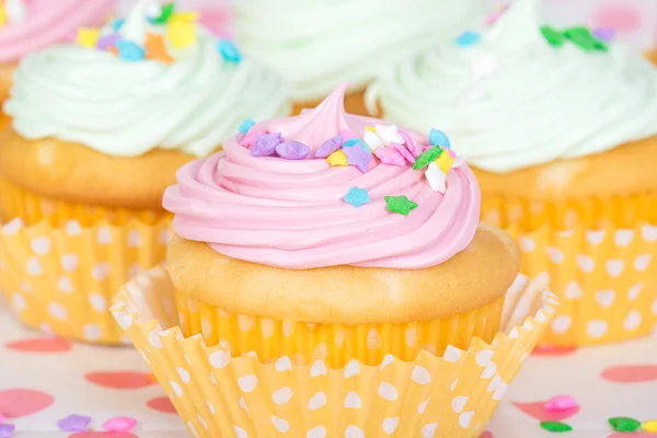 Cupcakes pastel com polvilhas — Fotografia de Stock