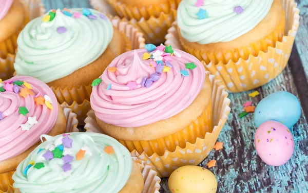 Pastel pastelitos de Pascua con dulces y espolvoreos — Foto de Stock