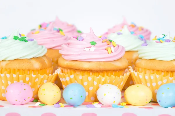 Pastel cupcakes de Páscoa com doces e polvilhas — Fotografia de Stock