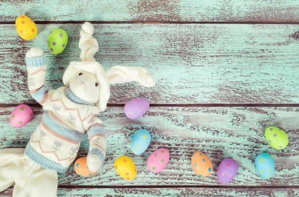 Decoratieve Easter bunny en pastel eieren op vintage achtergrond — Stockfoto