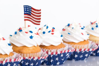 Satır Amerikan bayrağı ile vatansever cupcakes