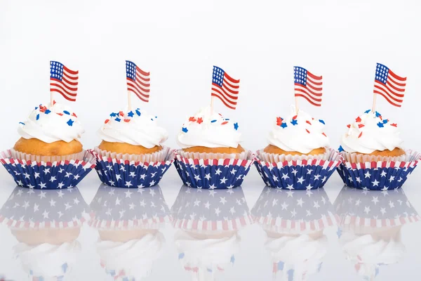 Cupcakes patriotiques avec des drapeaux américains — Photo