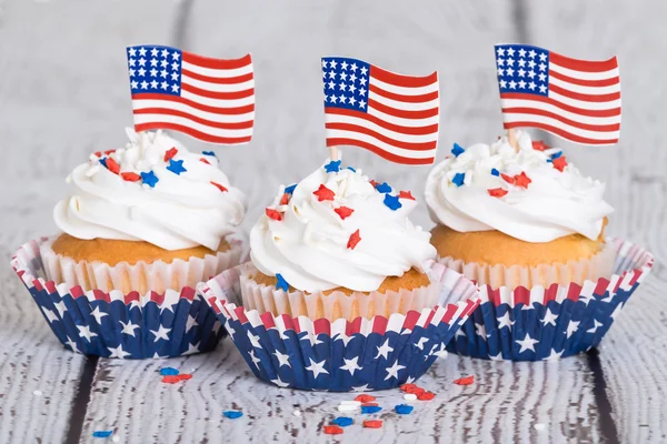 Patriotiska 4 juli cupcakes med amerikanska flaggor Stockbild