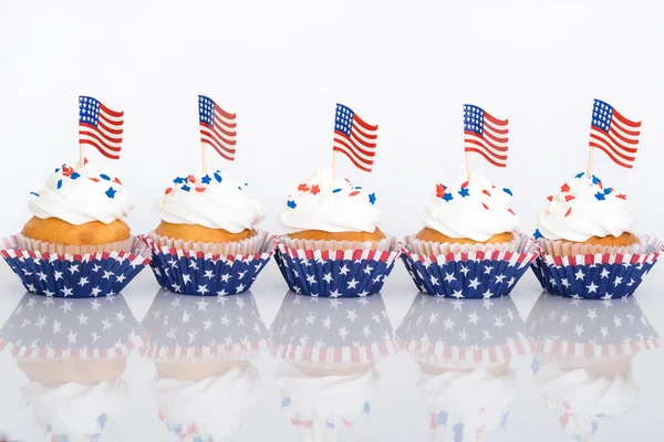 Patriotiska cupcakes med amerikanska flaggor Stockfoto