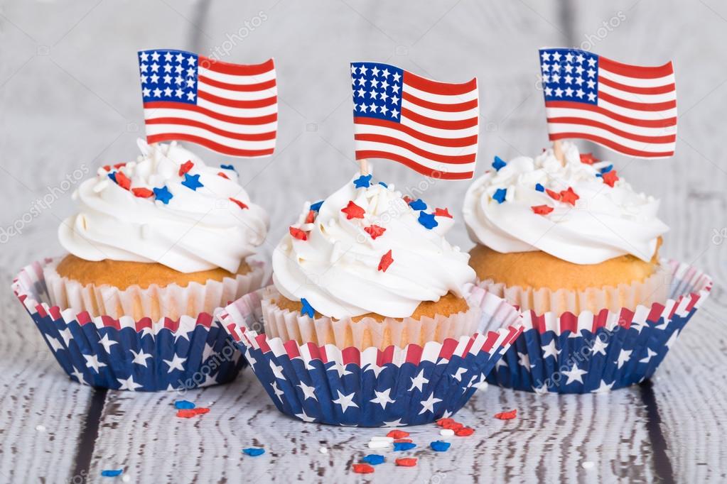 Patriotic 4th of July cupcakes with American flags