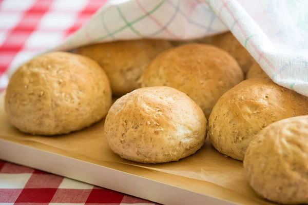 Rolos de pão de centeio de trigo integral recém-assados — Fotografia de Stock