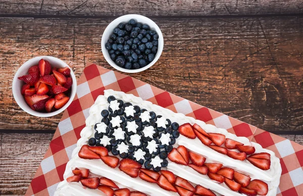 Patriotic American flag cake with blueberries and strawberries — Stock Photo, Image