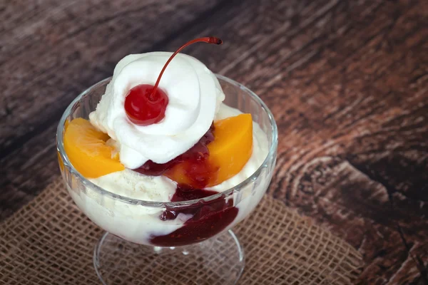 Peach melba waniliowe lody zbliżenie — Zdjęcie stockowe