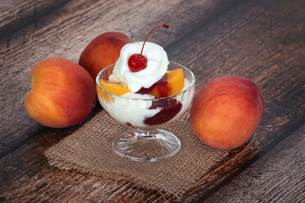 Vanille-Pfirsich-Melba-Eis mit Pfirsichfrüchten — Stockfoto