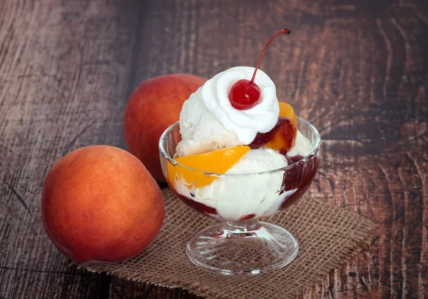 Vanilla peach melba ice cream with peach fruits Royalty Free Stock Photos