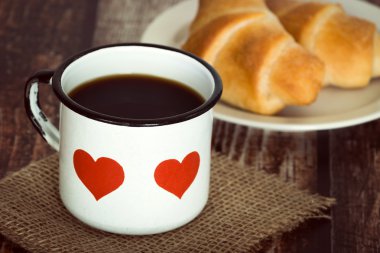 Kahvaltı kahve rustik arka plan üzerinde eski bir emaye kupa