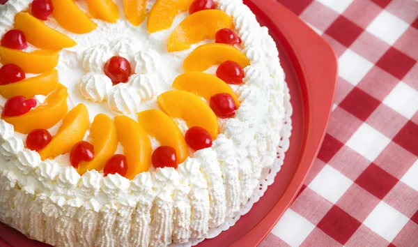 Crème taart met perziken en kersen — Stockfoto