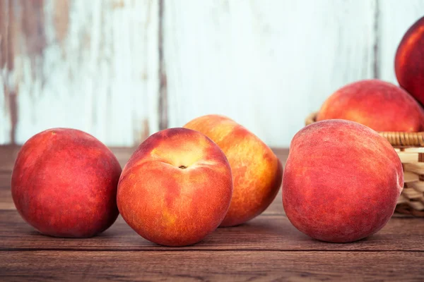 Gros plan de fruits de pêche sur une table en bois — Photo