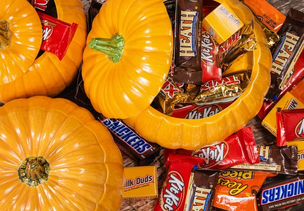 Calabazas decorativas llenas de dulces de Halloween —  Fotos de Stock