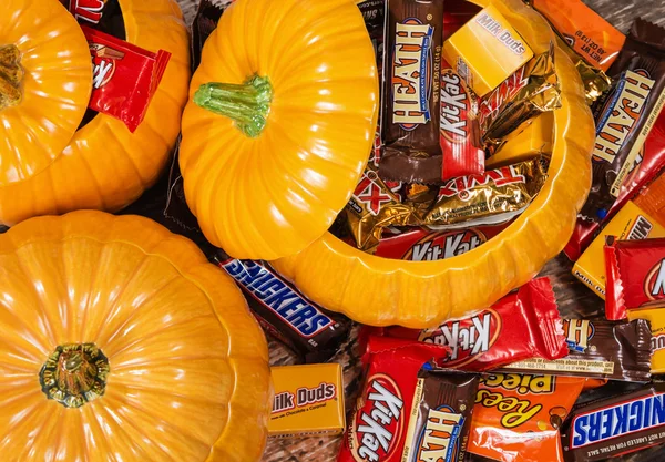 Dekorative Kürbisse gefüllt mit Halloween-Bonbons — Stockfoto