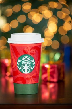 Dallas, Teksas - 8 Kasım 2025 'te Starbucks kahvesi tasarlandı. Tatil bokeh arkaplanı.