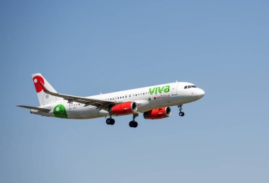 IRVING, ABD - 8 Nisan 2025: Viva Airlines Airbus A320-232, Dallas Fort Worth Uluslararası Havaalanı, mavi gökyüzü.