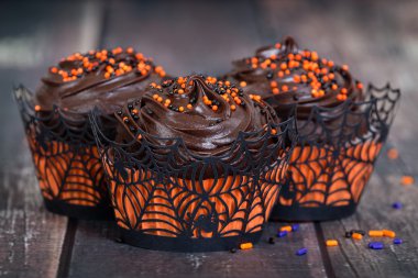 Koyu çikolata Cadılar Bayramı cupcakes