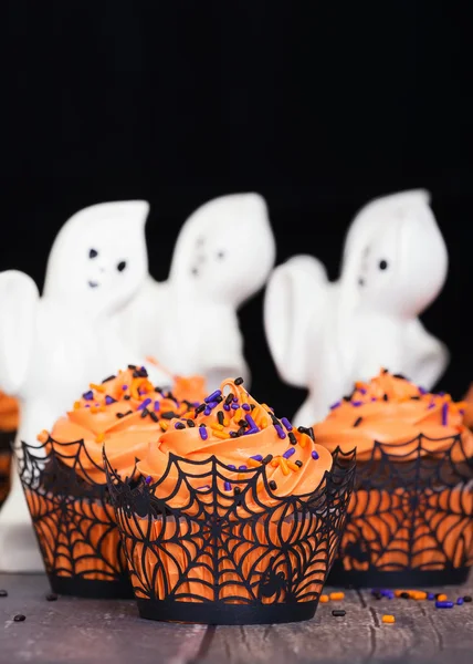 Świąteczny cupcakes Halloween z duchami — Zdjęcie stockowe