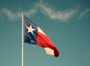 Texas devlet bayrağı mavi gökyüzü karşı