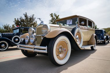 Kahverengi ve sarı 1930 Packard modeli 726 Sedan klasik araba