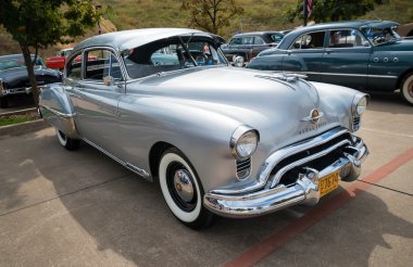 Gümüş 1949 Oldsmobile Futuramic 88 Fastback klasik otomobil