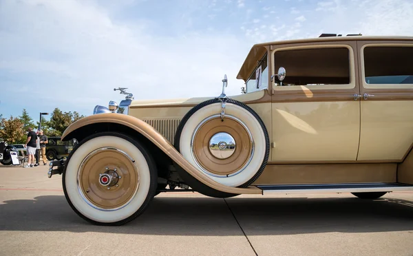 Coche clásico marrón y amarillo Packard modelo 726 Sedán 1930 — Foto de Stock