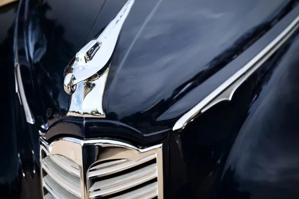 Donker blauwe 1947 Packard aangepaste Coupe klassieke auto — Stockfoto