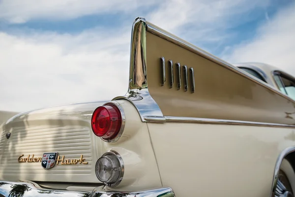 1957 Studebaker altın Hawk klasik otomobil — Stok fotoğraf