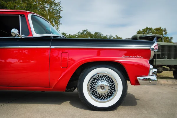 Czerwony i czarny 1956 Studebaker dowódca Sedan klasyczny samochód — Zdjęcie stockowe