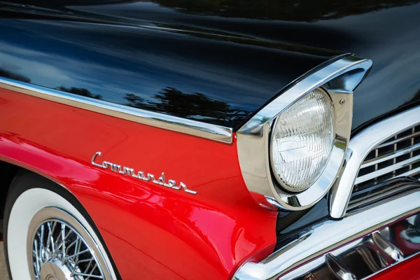 Rojo y negro 1956 Studebaker Commander Sedán coche clásico — Foto de Stock