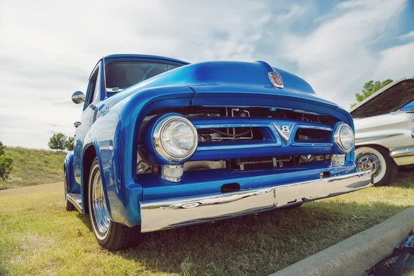 Blue 1953 Ford F100 pickup truck Classic Car — Stock Photo, Image