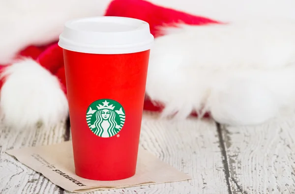 Starbucks holiday beverage in new 2015 design red cup — Stock Photo, Image