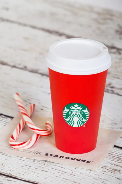 Bebida de vacaciones Starbucks en la nueva copa roja de diseño 2015 — Foto de Stock
