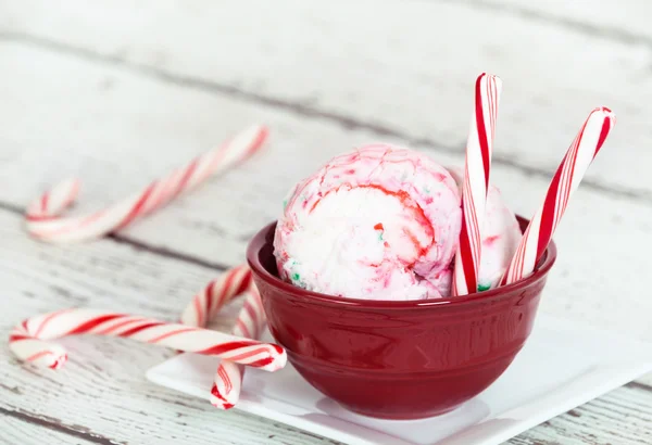 Glace à la menthe poivrée avec cannes à bonbons — Photo