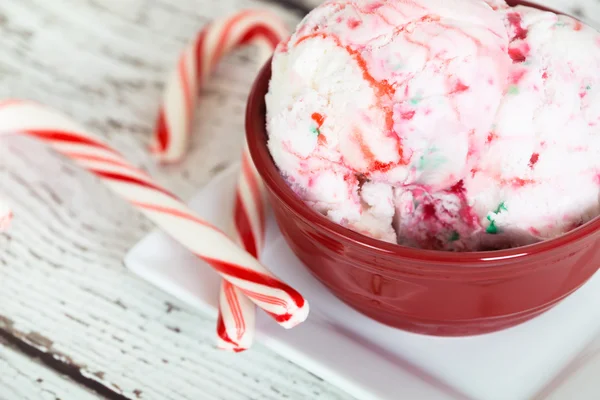 Helado de menta con bastones de caramelo — Foto de Stock